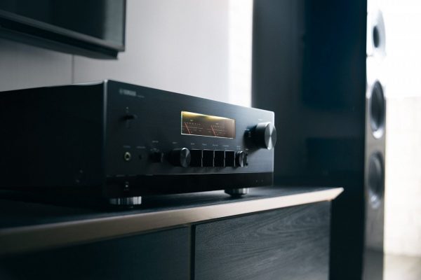 Lifestyle image of Yamaha R-N2000A Network Receiver angled away to the right.